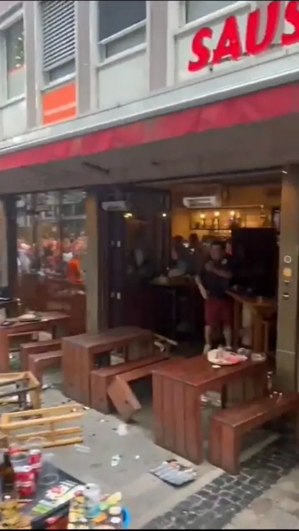 Scene șocante înainte de Olanda - Anglia! Au devastat un bar și s-au bătut cu scaune și televizoare_28