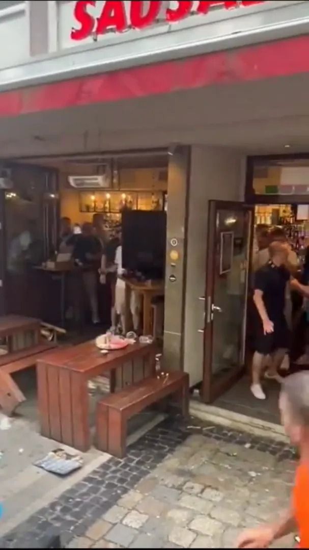 Scene șocante înainte de Olanda - Anglia! Au devastat un bar și s-au bătut cu scaune și televizoare_30