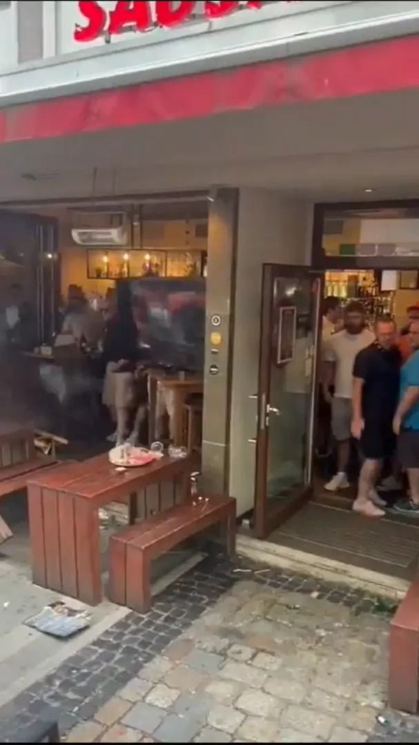 Scene șocante înainte de Olanda - Anglia! Au devastat un bar și s-au bătut cu scaune și televizoare_32