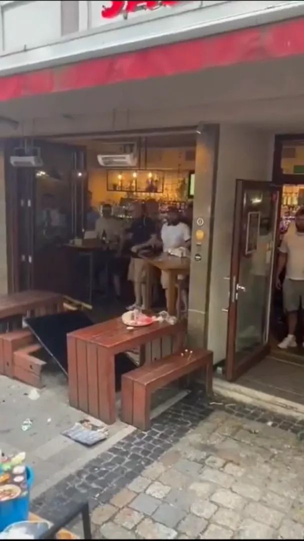 Scene șocante înainte de Olanda - Anglia! Au devastat un bar și s-au bătut cu scaune și televizoare_35