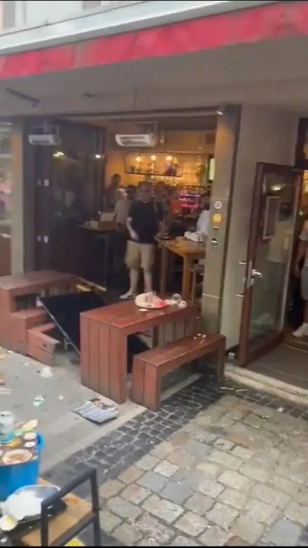 Scene șocante înainte de Olanda - Anglia! Au devastat un bar și s-au bătut cu scaune și televizoare_36