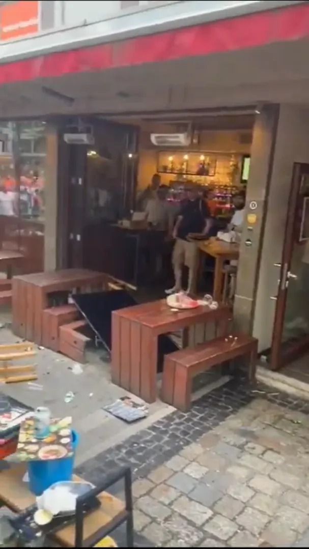 Scene șocante înainte de Olanda - Anglia! Au devastat un bar și s-au bătut cu scaune și televizoare_37