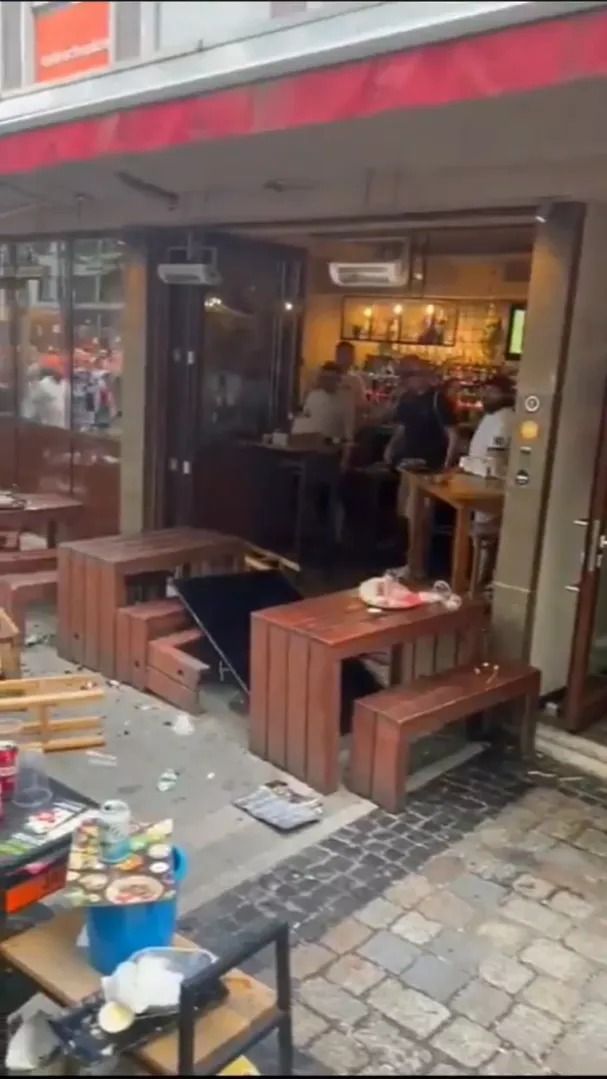 Scene șocante înainte de Olanda - Anglia! Au devastat un bar și s-au bătut cu scaune și televizoare_38