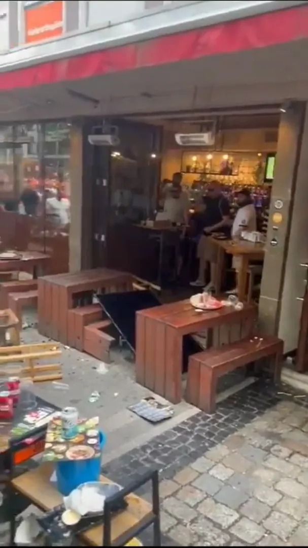 Scene șocante înainte de Olanda - Anglia! Au devastat un bar și s-au bătut cu scaune și televizoare_39