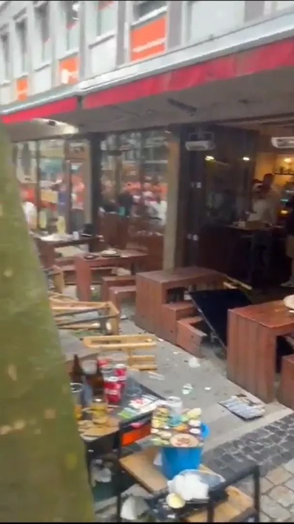 Scene șocante înainte de Olanda - Anglia! Au devastat un bar și s-au bătut cu scaune și televizoare_40