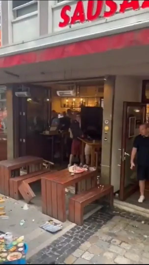 Scene șocante înainte de Olanda - Anglia! Au devastat un bar și s-au bătut cu scaune și televizoare_43