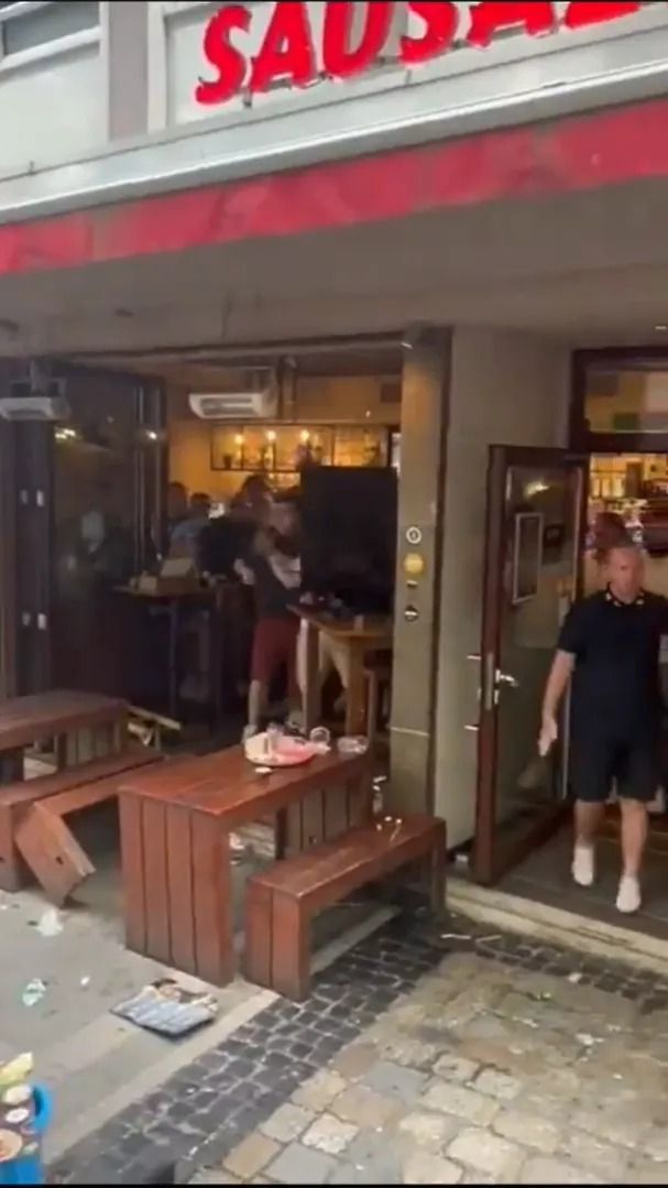 Scene șocante înainte de Olanda - Anglia! Au devastat un bar și s-au bătut cu scaune și televizoare_44