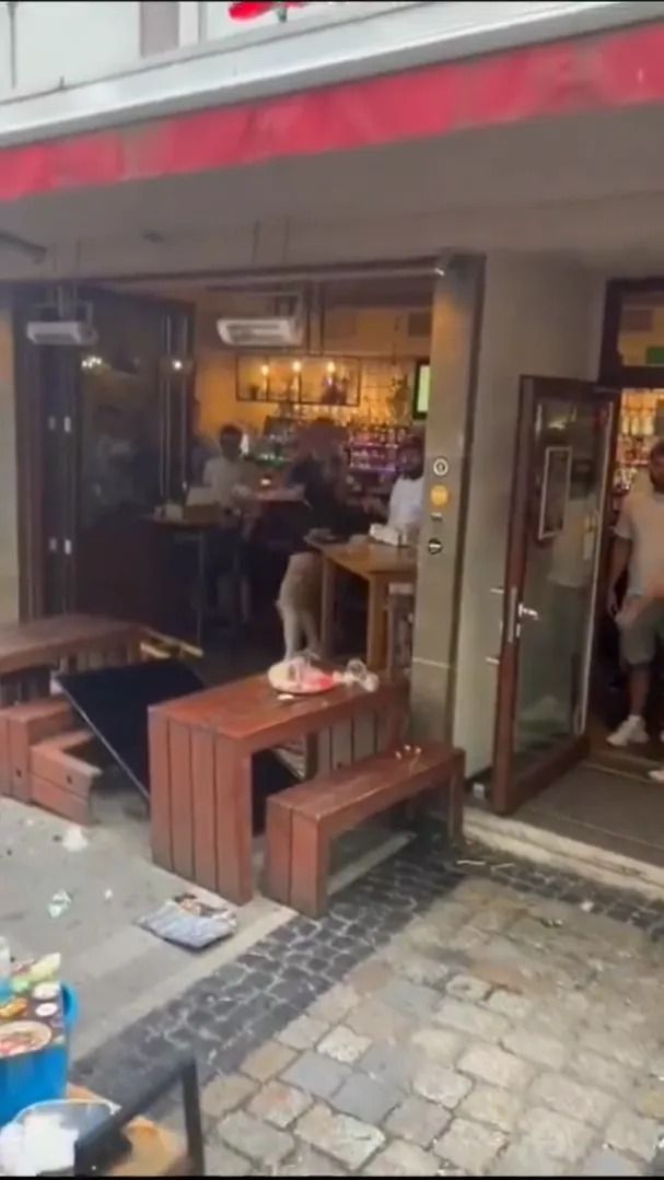 Scene șocante înainte de Olanda - Anglia! Au devastat un bar și s-au bătut cu scaune și televizoare_47