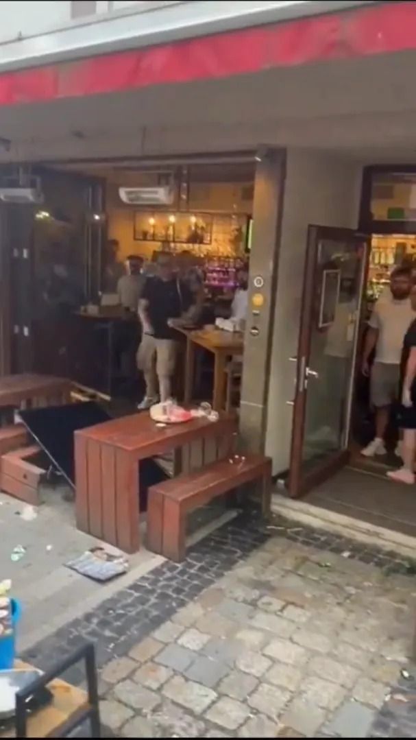 Scene șocante înainte de Olanda - Anglia! Au devastat un bar și s-au bătut cu scaune și televizoare_48