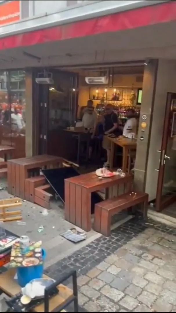 Scene șocante înainte de Olanda - Anglia! Au devastat un bar și s-au bătut cu scaune și televizoare_51