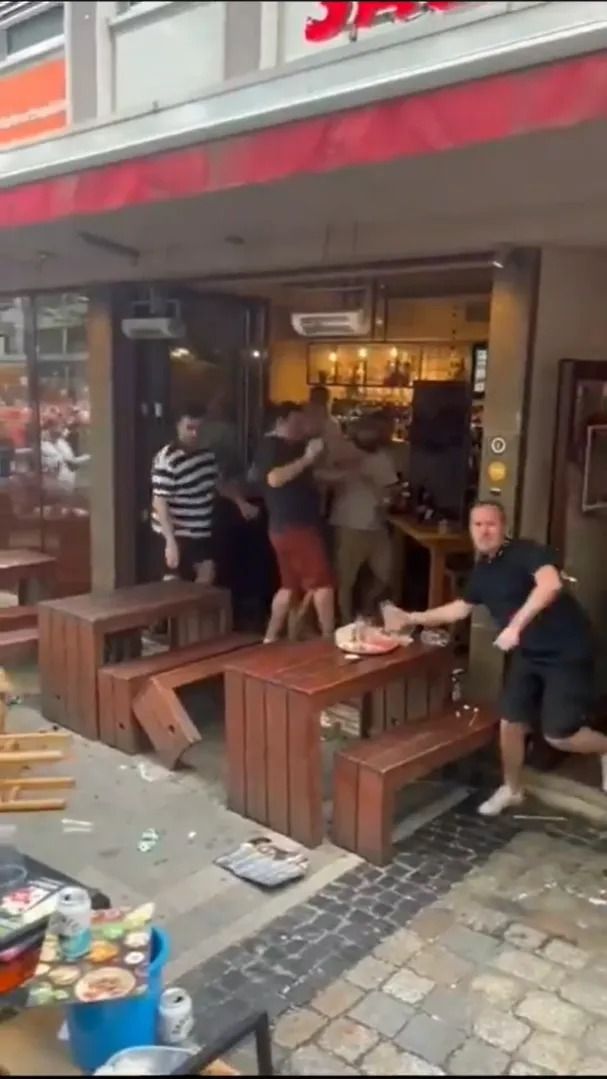 Scene șocante înainte de Olanda - Anglia! Au devastat un bar și s-au bătut cu scaune și televizoare_61