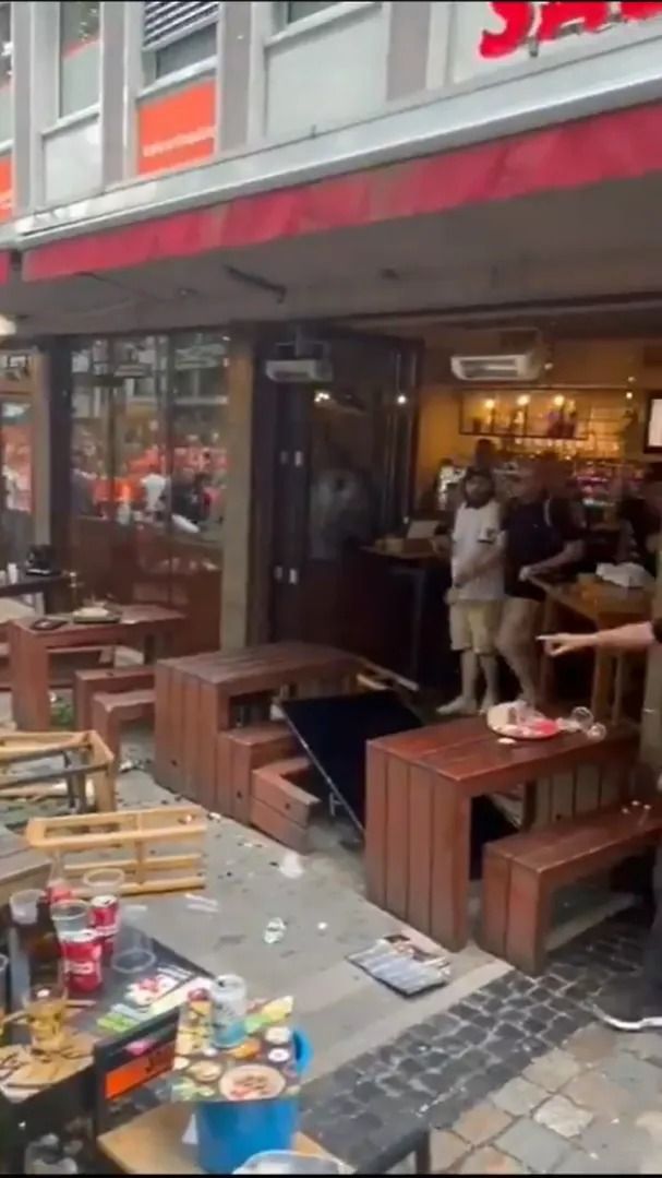 Scene șocante înainte de Olanda - Anglia! Au devastat un bar și s-au bătut cu scaune și televizoare_65