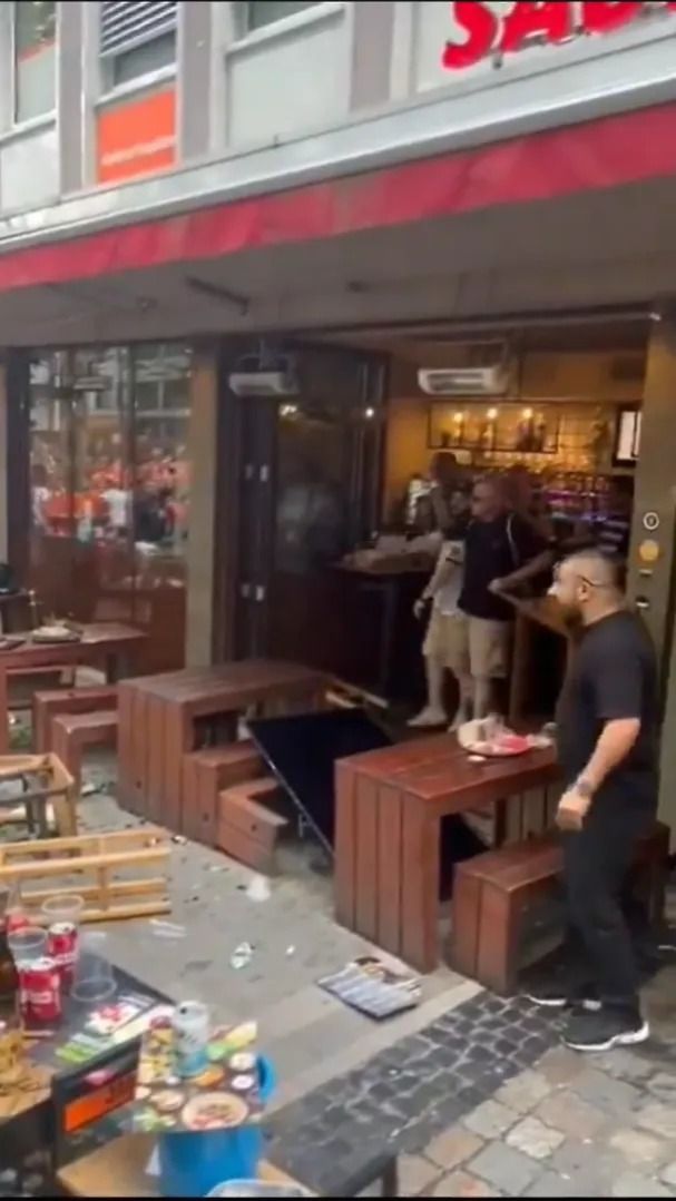 Scene șocante înainte de Olanda - Anglia! Au devastat un bar și s-au bătut cu scaune și televizoare_66