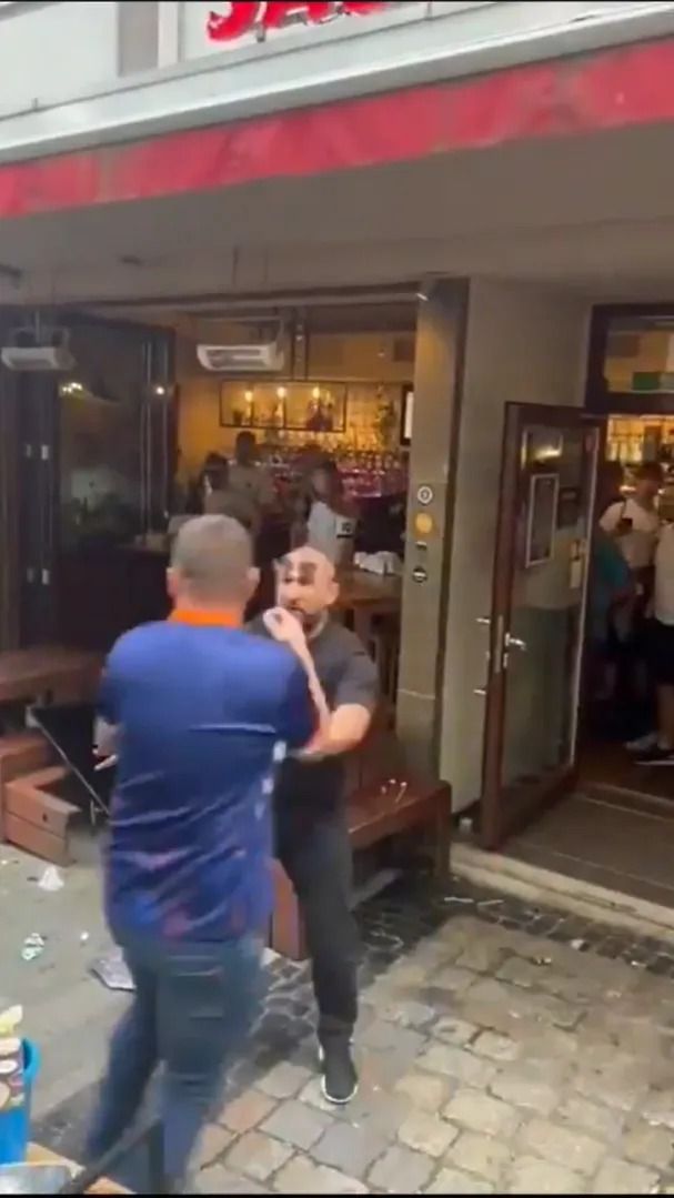 Scene șocante înainte de Olanda - Anglia! Au devastat un bar și s-au bătut cu scaune și televizoare_72