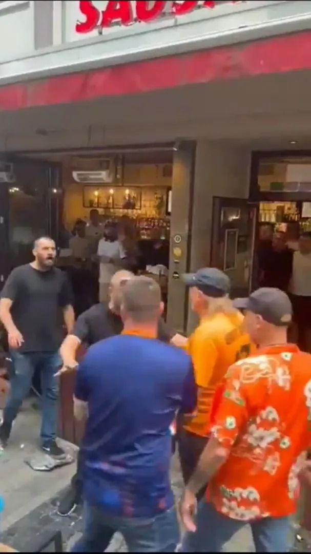 Scene șocante înainte de Olanda - Anglia! Au devastat un bar și s-au bătut cu scaune și televizoare_75