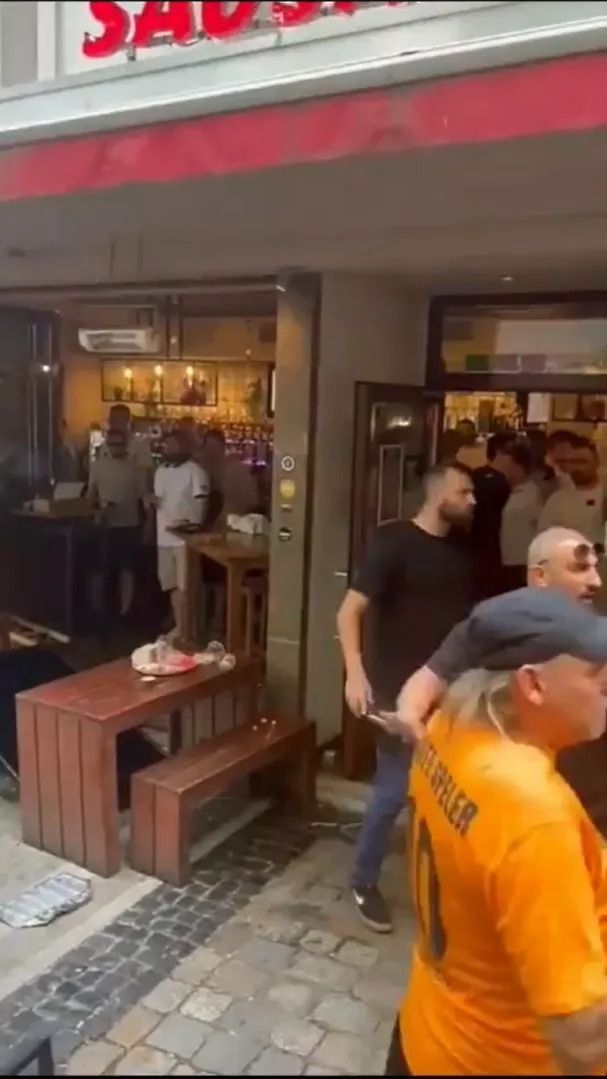 Scene șocante înainte de Olanda - Anglia! Au devastat un bar și s-au bătut cu scaune și televizoare_79