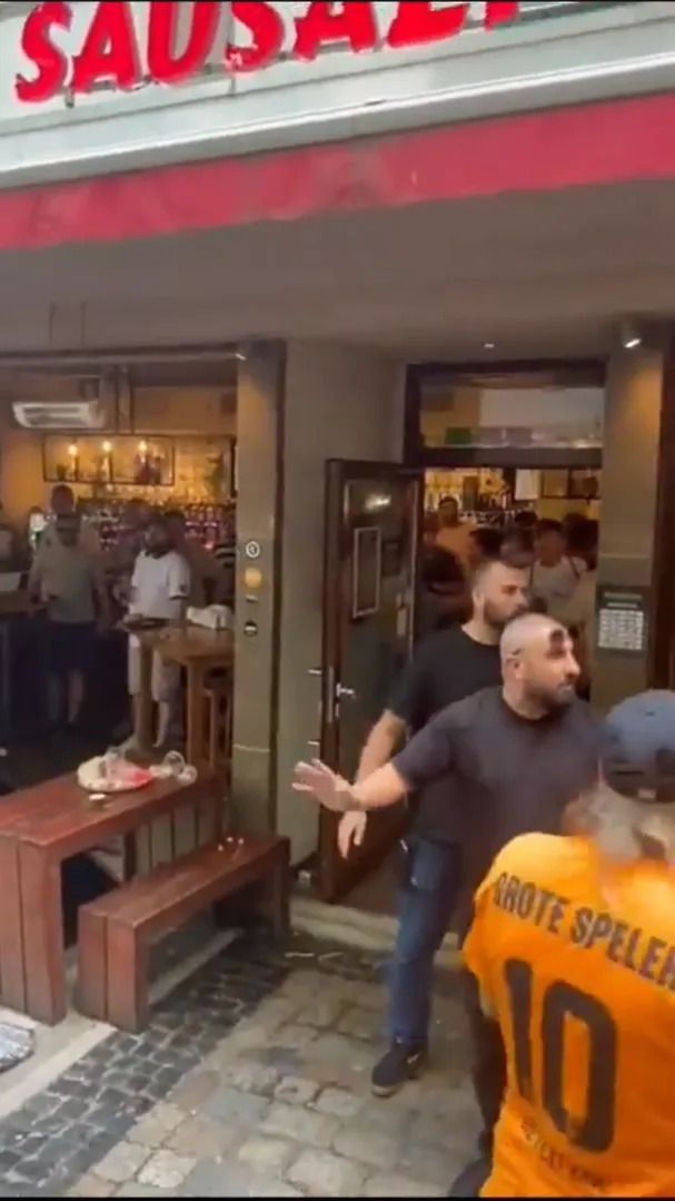 Scene șocante înainte de Olanda - Anglia! Au devastat un bar și s-au bătut cu scaune și televizoare_80