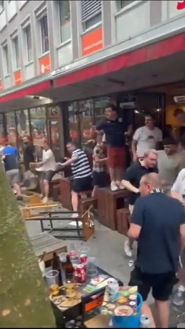 Scene șocante înainte de Olanda - Anglia! Au devastat un bar și s-au bătut cu scaune și televizoare_9