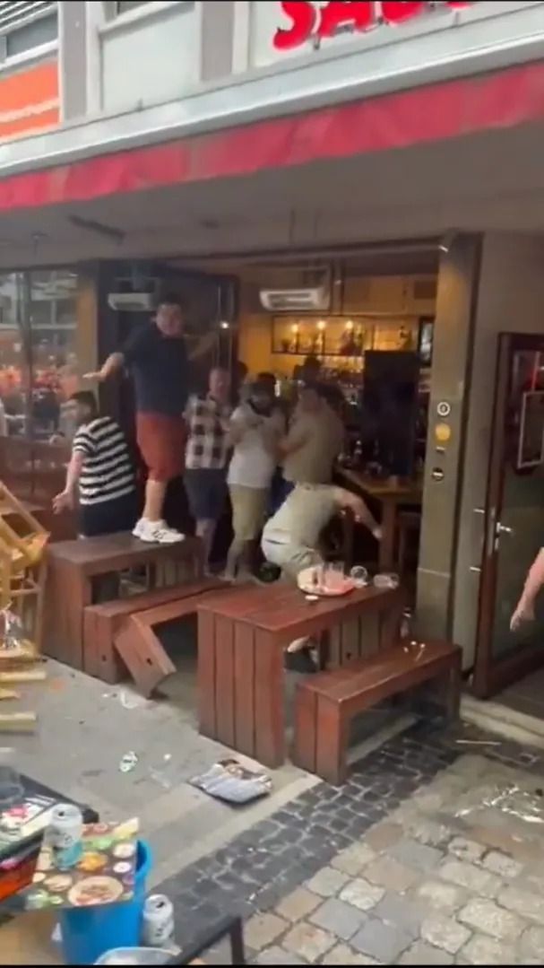 Scene șocante înainte de Olanda - Anglia! Au devastat un bar și s-au bătut cu scaune și televizoare_81