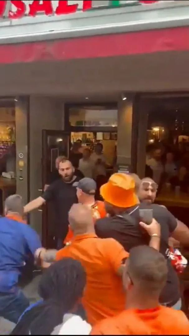 Scene șocante înainte de Olanda - Anglia! Au devastat un bar și s-au bătut cu scaune și televizoare_87