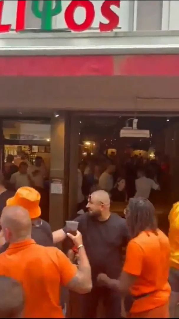 Scene șocante înainte de Olanda - Anglia! Au devastat un bar și s-au bătut cu scaune și televizoare_89