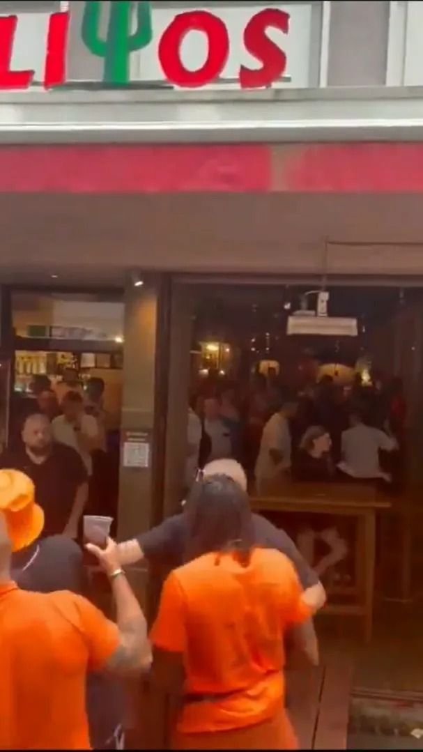 Scene șocante înainte de Olanda - Anglia! Au devastat un bar și s-au bătut cu scaune și televizoare_90