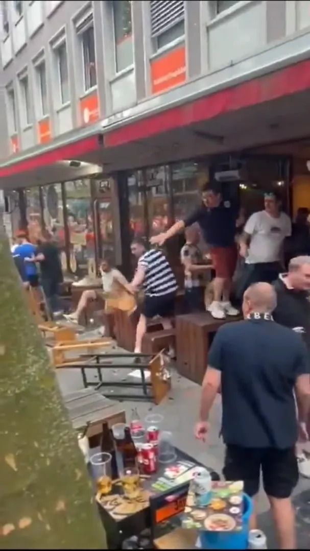 Scene șocante înainte de Olanda - Anglia! Au devastat un bar și s-au bătut cu scaune și televizoare_10