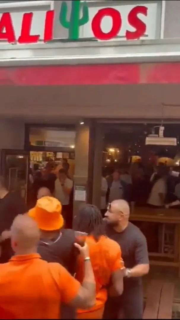 Scene șocante înainte de Olanda - Anglia! Au devastat un bar și s-au bătut cu scaune și televizoare_91