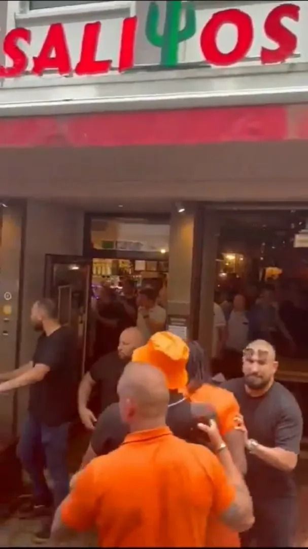 Scene șocante înainte de Olanda - Anglia! Au devastat un bar și s-au bătut cu scaune și televizoare_92