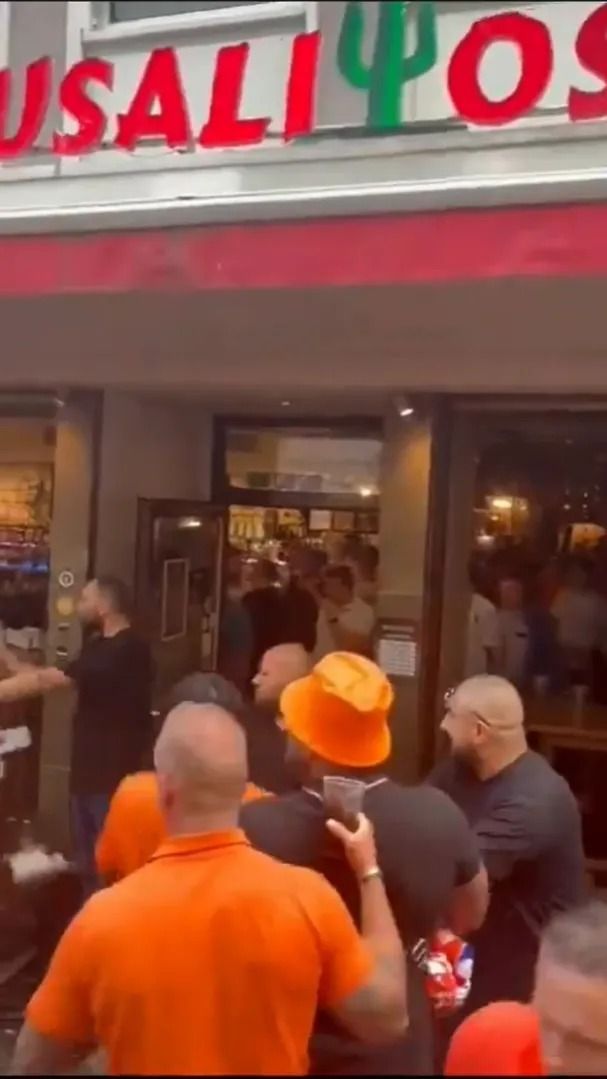 Scene șocante înainte de Olanda - Anglia! Au devastat un bar și s-au bătut cu scaune și televizoare_93