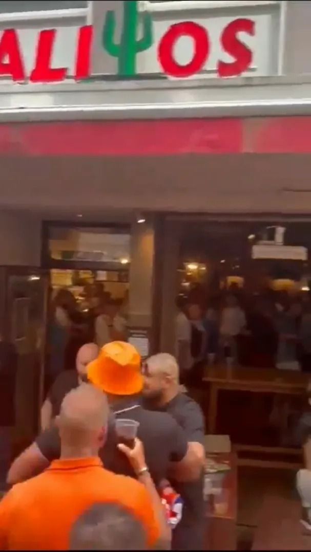 Scene șocante înainte de Olanda - Anglia! Au devastat un bar și s-au bătut cu scaune și televizoare_94