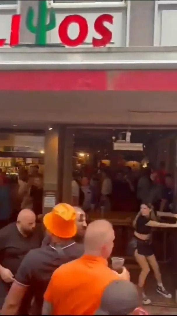 Scene șocante înainte de Olanda - Anglia! Au devastat un bar și s-au bătut cu scaune și televizoare_95