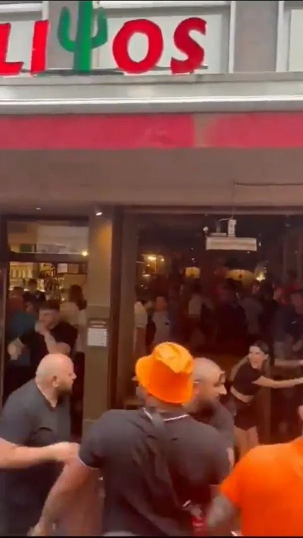 Scene șocante înainte de Olanda - Anglia! Au devastat un bar și s-au bătut cu scaune și televizoare_96