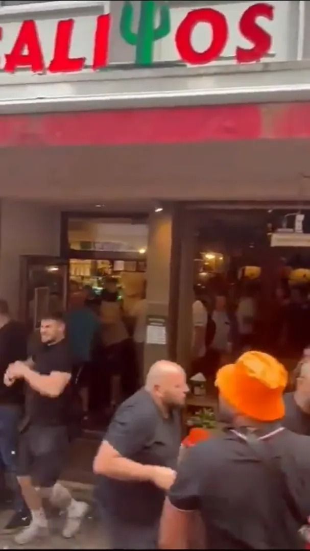 Scene șocante înainte de Olanda - Anglia! Au devastat un bar și s-au bătut cu scaune și televizoare_97