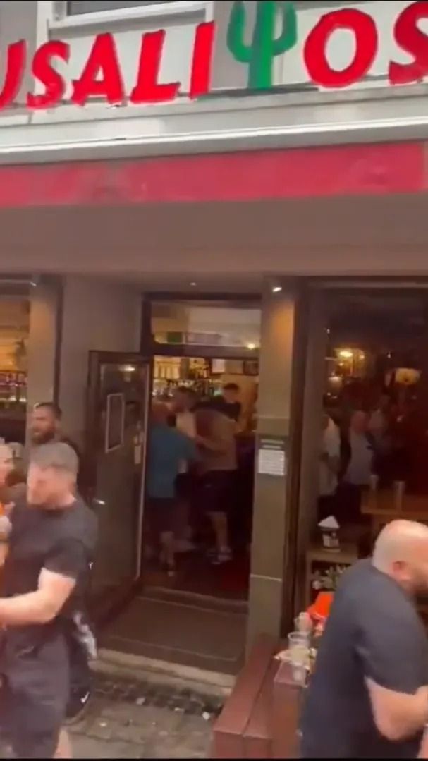 Scene șocante înainte de Olanda - Anglia! Au devastat un bar și s-au bătut cu scaune și televizoare_98