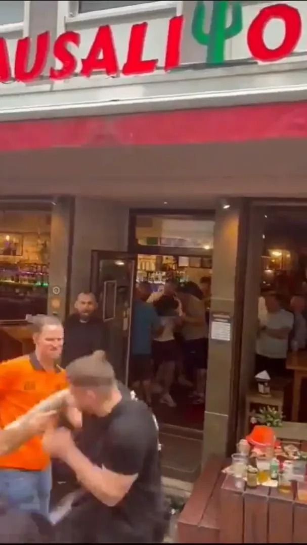 Scene șocante înainte de Olanda - Anglia! Au devastat un bar și s-au bătut cu scaune și televizoare_99