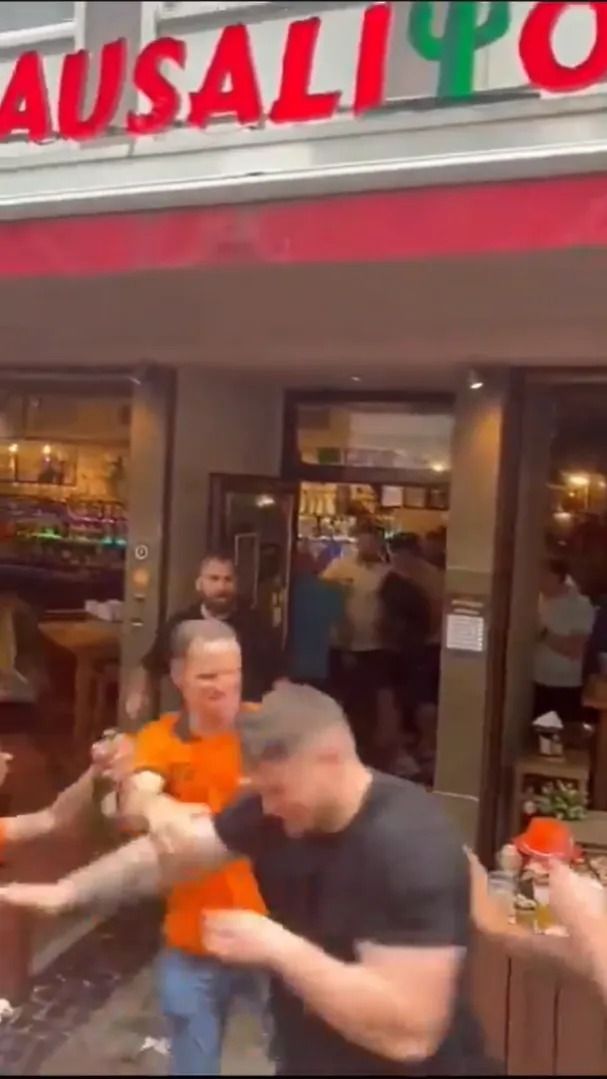 Scene șocante înainte de Olanda - Anglia! Au devastat un bar și s-au bătut cu scaune și televizoare_100