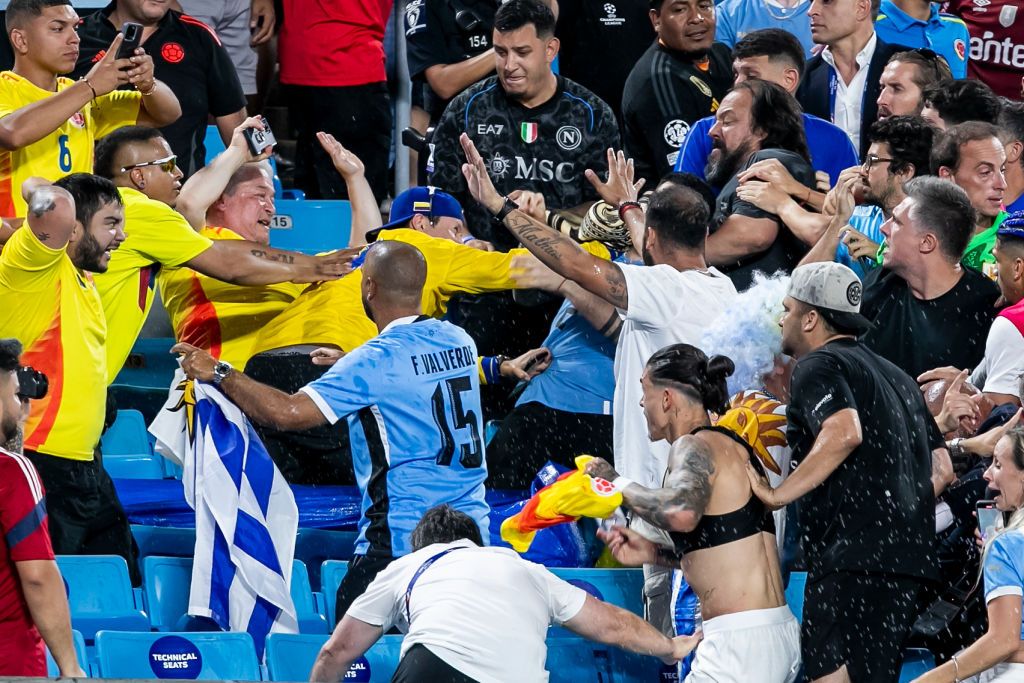 "A fost o catastrofă". Incidente teribile după a doua semifinală de la Copa America. Darwin Nunez a sărit la bătaie, în tribune_1