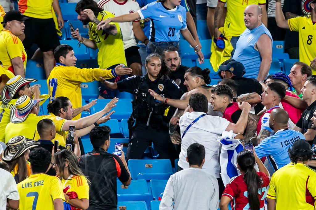 "A fost o catastrofă". Incidente teribile după a doua semifinală de la Copa America. Darwin Nunez a sărit la bătaie, în tribune_2