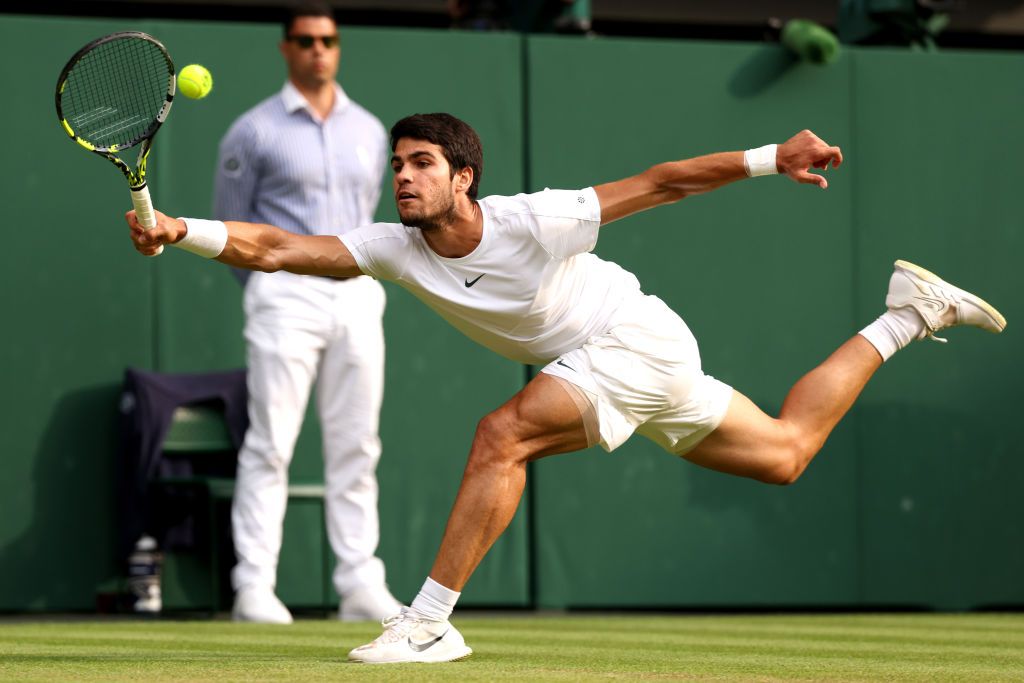 Alcaraz îl așteaptă pe Djokovic în finala Wimbledon. Margot Robbie, spectator de lux pe Terenul Central_24