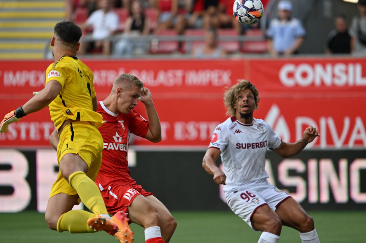 UTA Arad - Rapid 1-1. Final nebun: gol anulat pentru gazde, arădenii revoltați. Suporterii au strigat: "Hoții, hoții!" _5