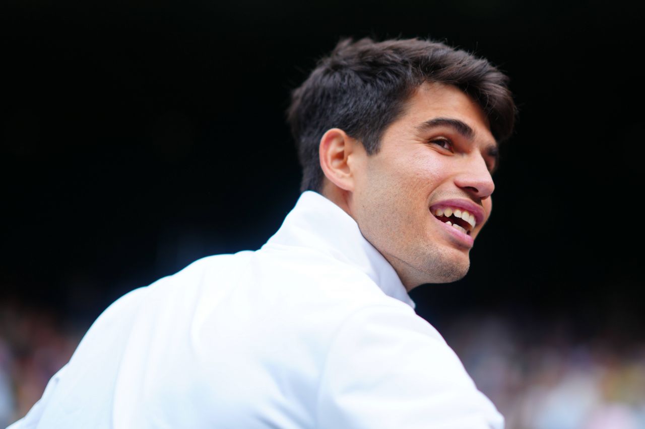 Alcaraz îl surclasează pe Djokovic în finala Wimbledon 2024 și face „dubla Paris - Londra”_1