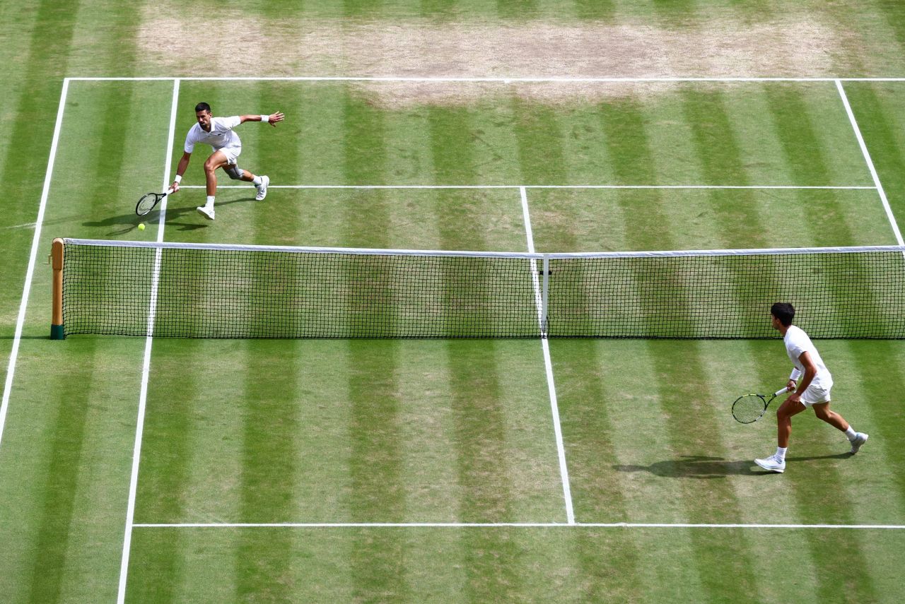 Alcaraz îl surclasează pe Djokovic în finala Wimbledon 2024 și face „dubla Paris - Londra”_63