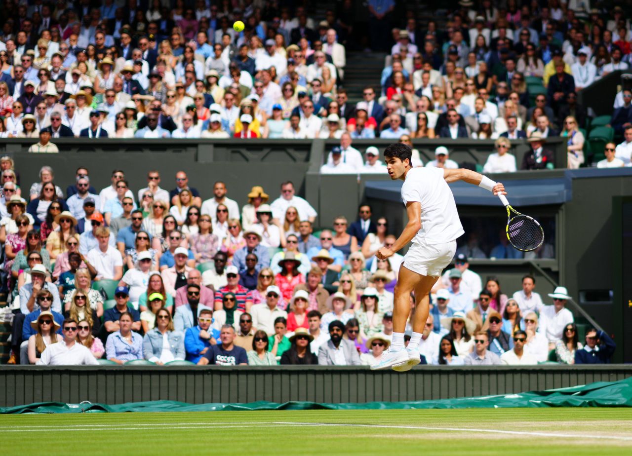 Alcaraz îl surclasează pe Djokovic în finala Wimbledon 2024 și face „dubla Paris - Londra”_64