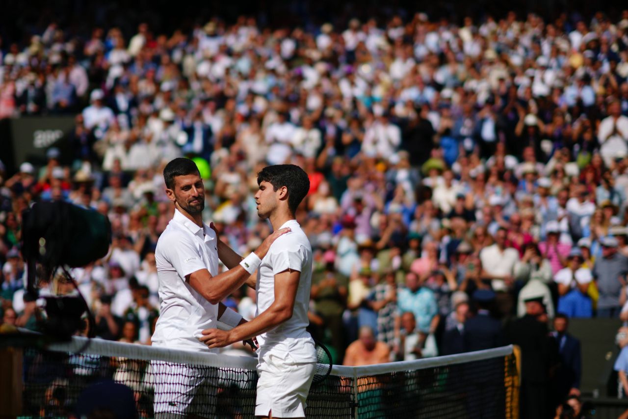 Alcaraz îl surclasează pe Djokovic în finala Wimbledon 2024 și face „dubla Paris - Londra”_65