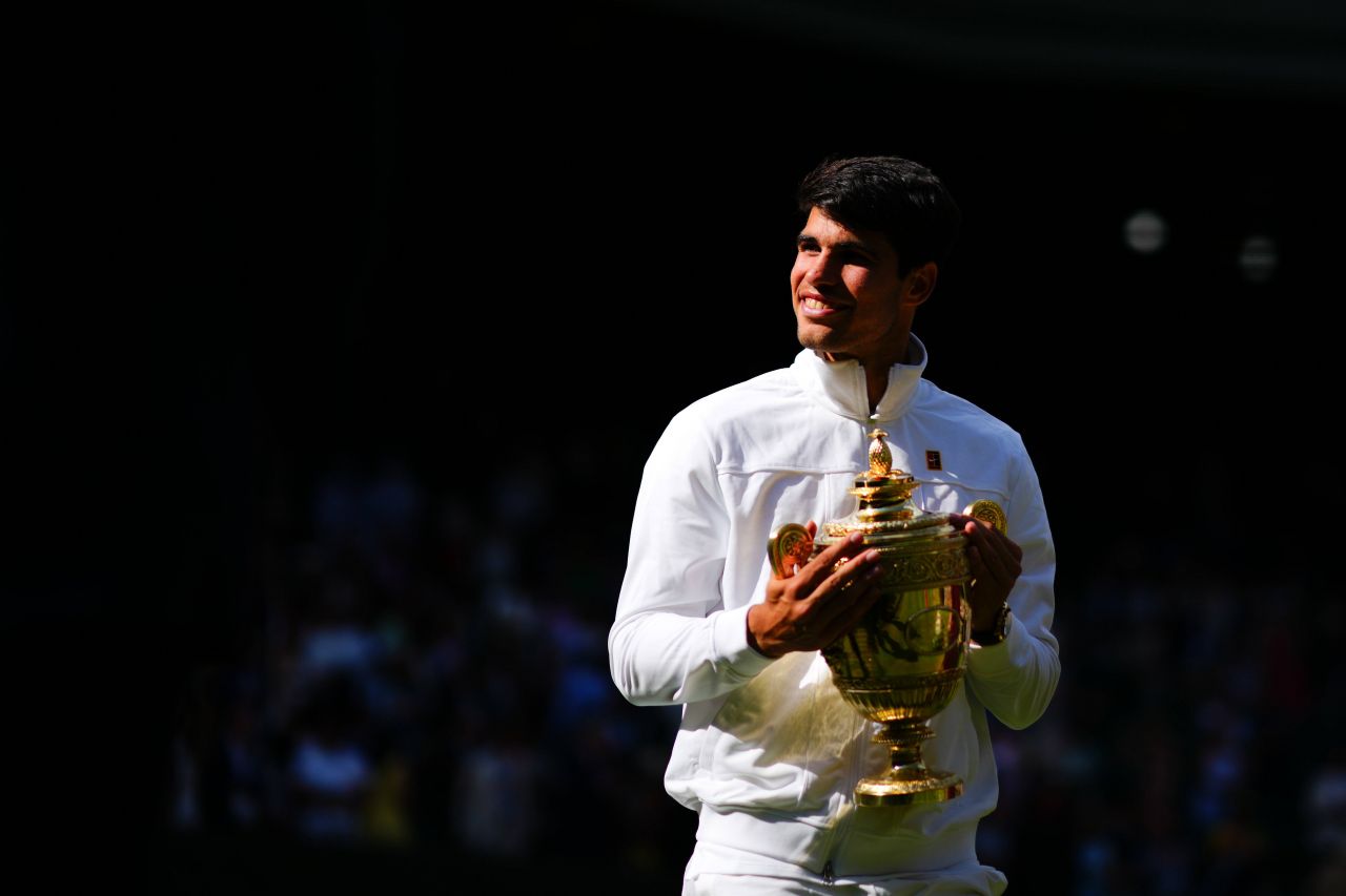 Alcaraz îl surclasează pe Djokovic în finala Wimbledon 2024 și face „dubla Paris - Londra”_67