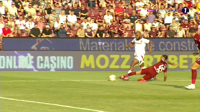 CFR Cluj - Dinamo a început cu o fază controversată! ”Câinii” au cerut un penalty_11