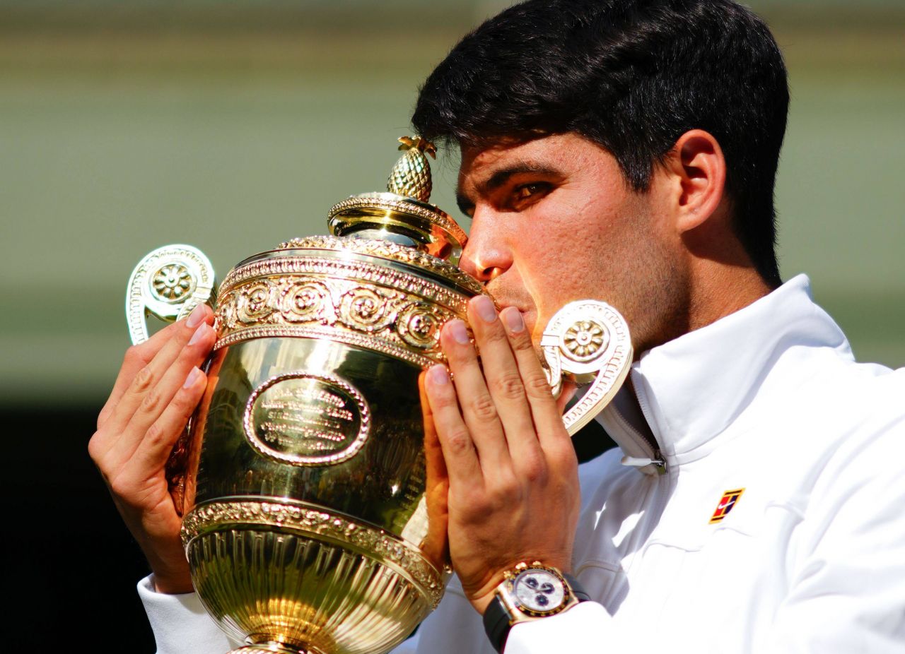 Regele Carlos. Alcaraz l-a spulberat pe Djokovic, 3-0 la seturi, și a câștigat a doua coroană la Wimbledon! | CRONICĂ_1