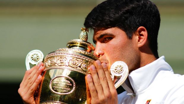 
	Regele Carlos. Alcaraz l-a spulberat pe Djokovic, 3-0 la seturi, și a câștigat a doua coroană la Wimbledon! | CRONICĂ
