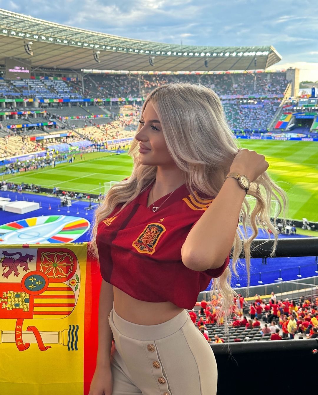 Apariție incendiară pentru cea mai hot susținătoare a Spaniei. A venit așa în tribunele stadionului din Berlin, înaintea finalei_3